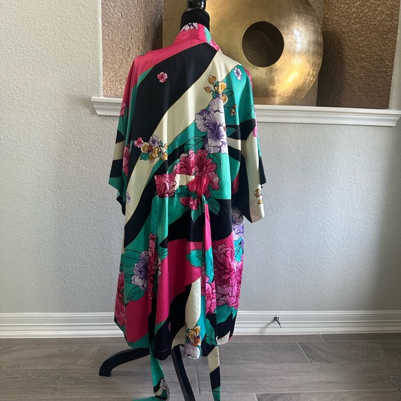 Natori Vibrant Floral Robe and gown - Pink, Black, Teal - Picture 4 of 8